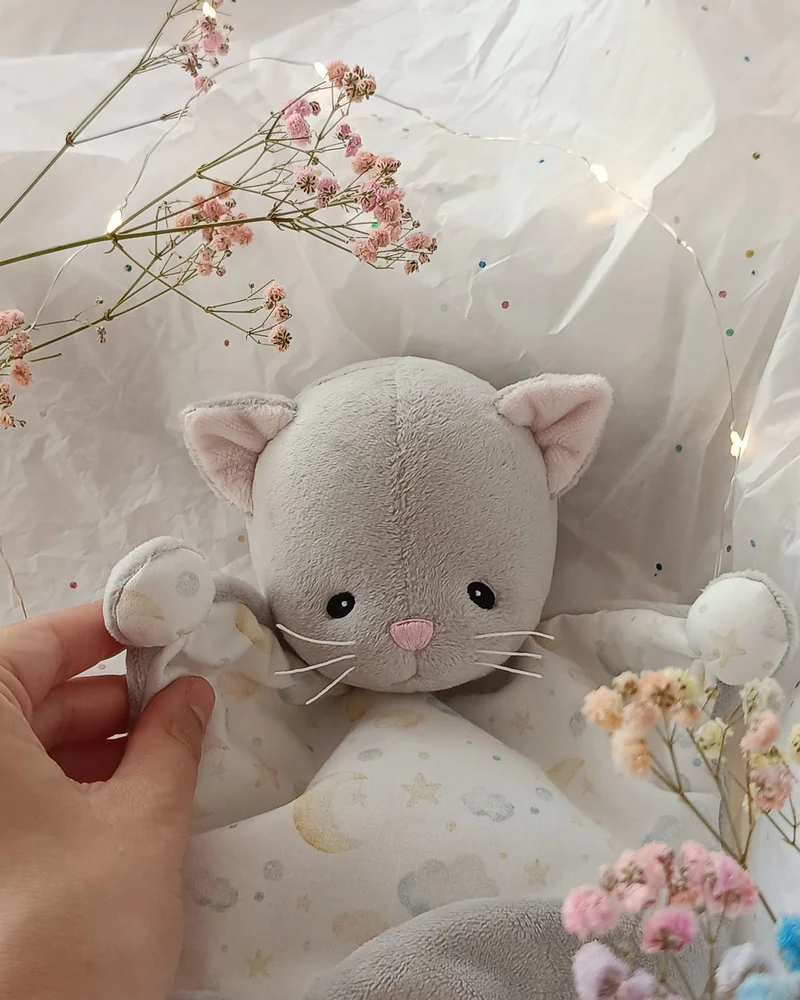 Комфортер котик - игрушка для сна. Подарок новорожденному