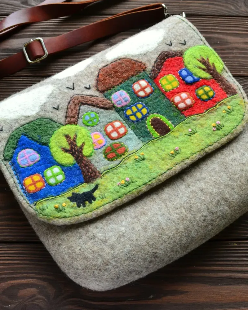 Валяная сумка с вышивкой, 26 см — 26×24 см