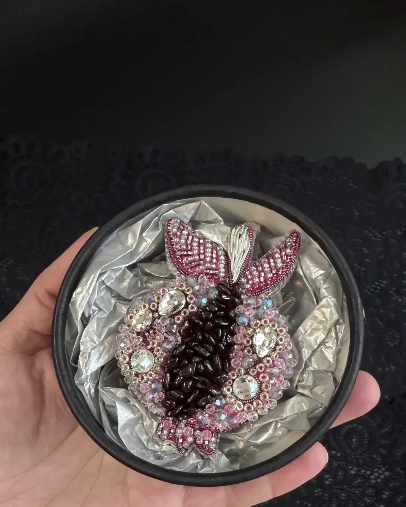 Красная брошь «Гранат»