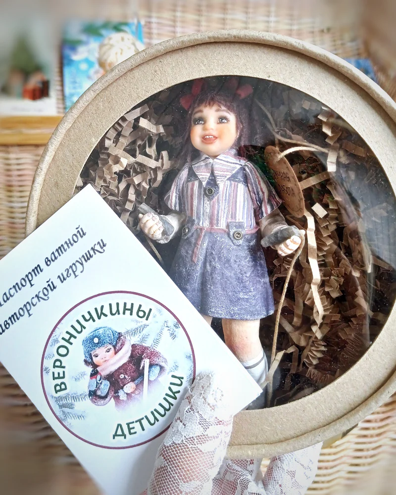 Ватная игрушка "Девочка на скакалке"