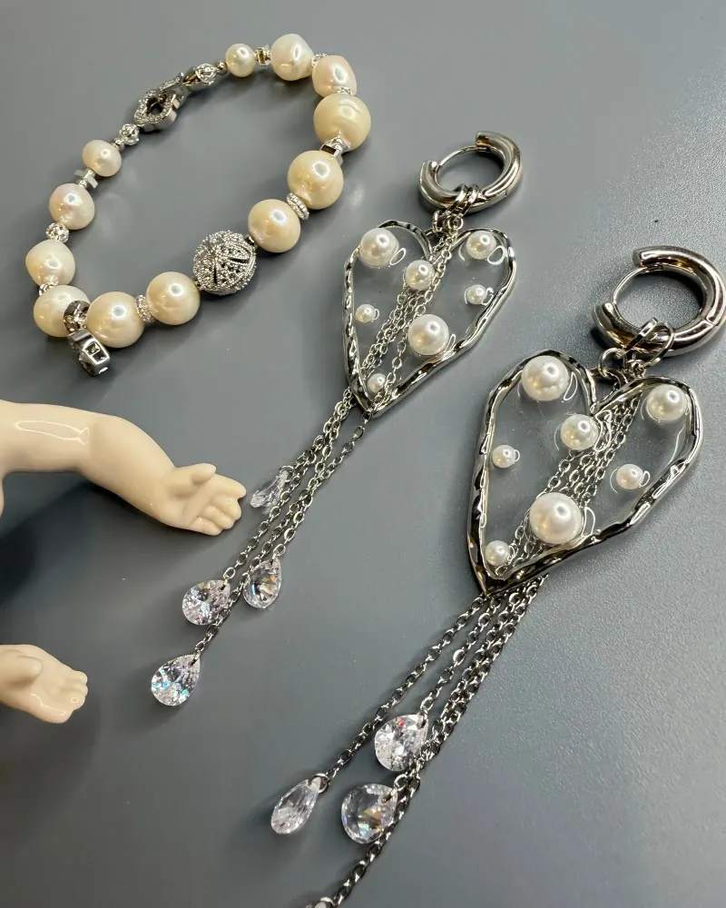 Серьги прозрачные и легкие