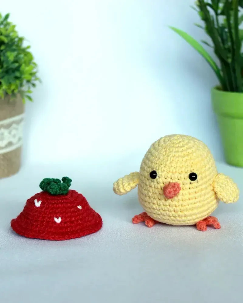 Мягкая вязаная игрушка Цыплёнок — Желтый и красный