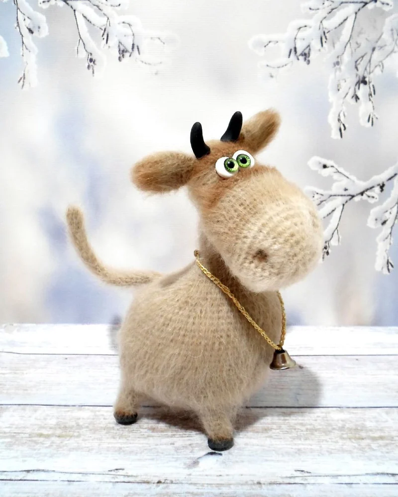 Коровка Фрося, игрушка вязаная