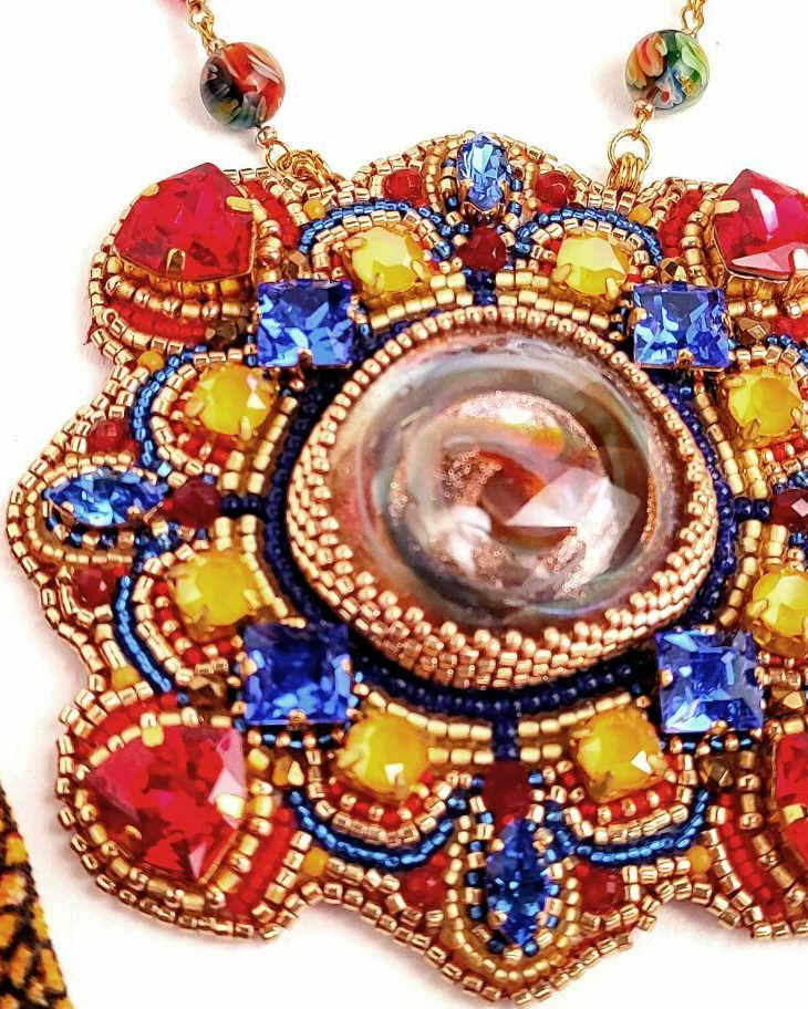 Кулон из бисера со Swarovski и авторским кабошоном