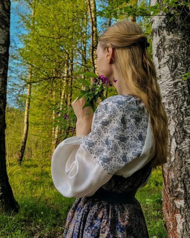 Платье льняное в народном стиле, белое с синим поясом