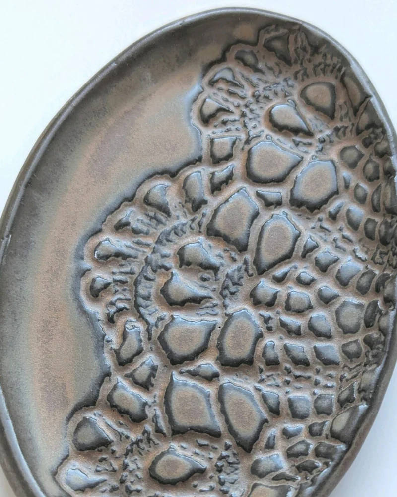 Мыльница керамическая овальная без слива. Мыльница Кружево. Коричневая