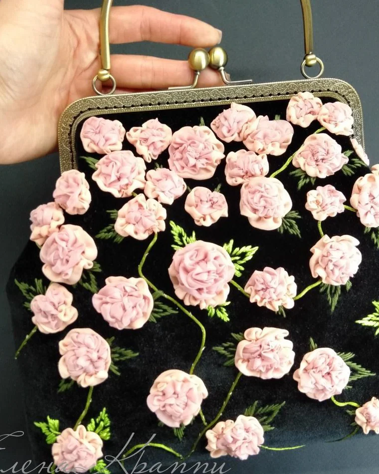Бархатная сумочка с вышивкой. Сумочка с розами