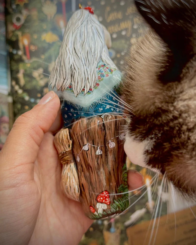 Коричневая ёлочная игрушка «Баба Яга»