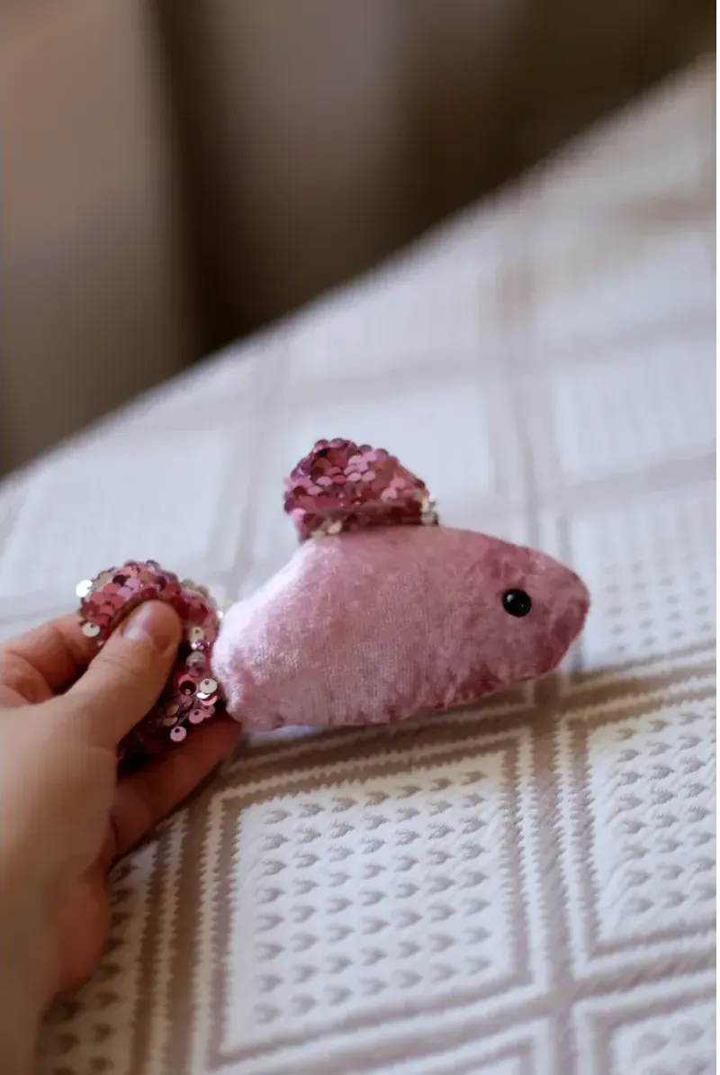 Фигурка рыбки из плюша с пайетками, розовая