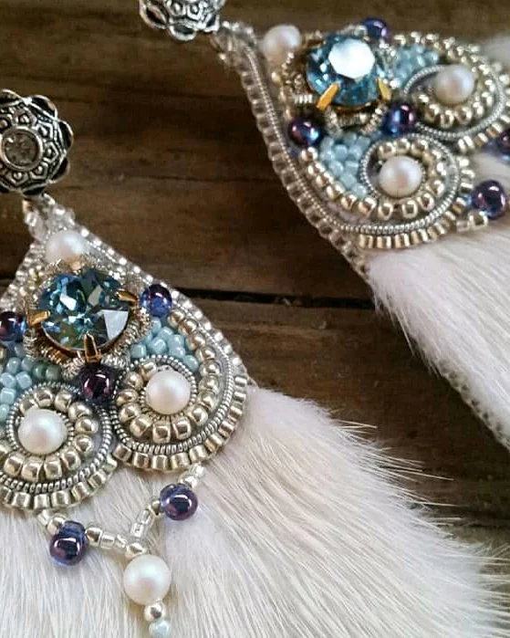 Серьги вышитые бисером с натуральным мехом норки, белый
