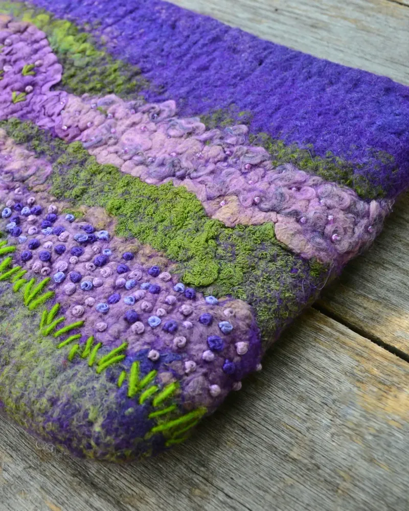 Валяная косметичка с вышивкой — 19×16 см