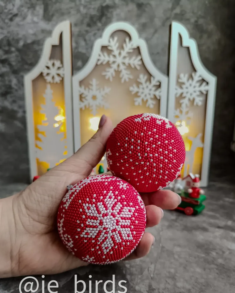 Ёлочный шар из бисера — Красный с белым, 6 см
