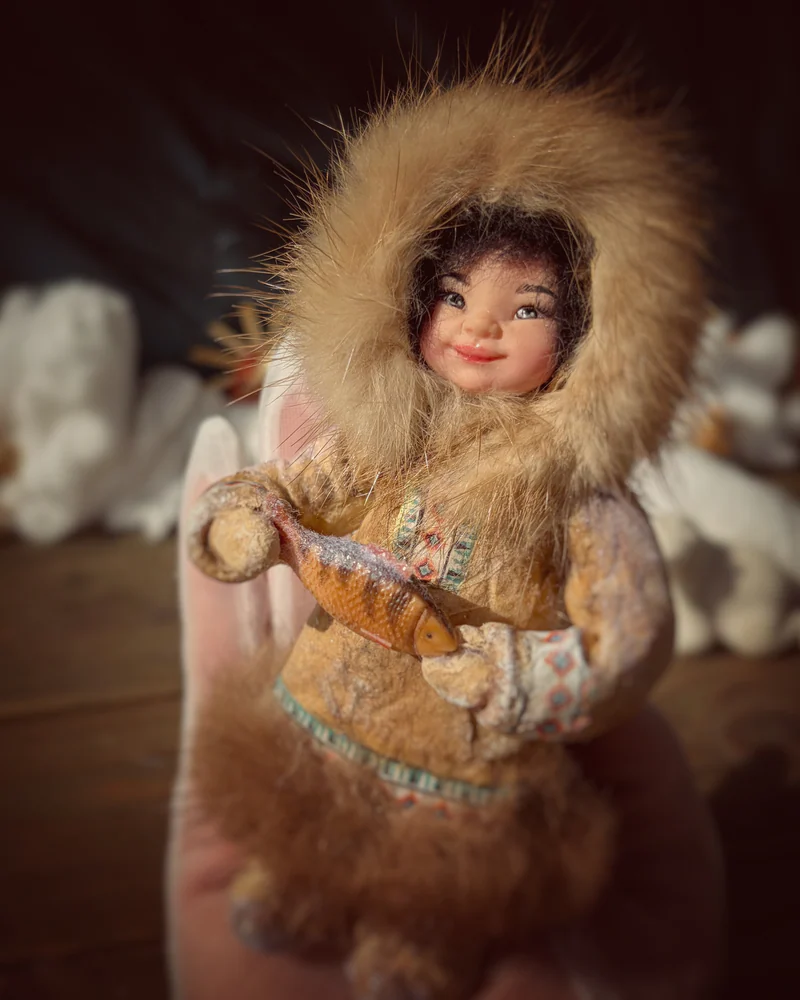 Якутёнок в коричневой меховой одежде