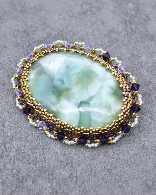 Брошь ручной работы с пектолитом и Swarovski