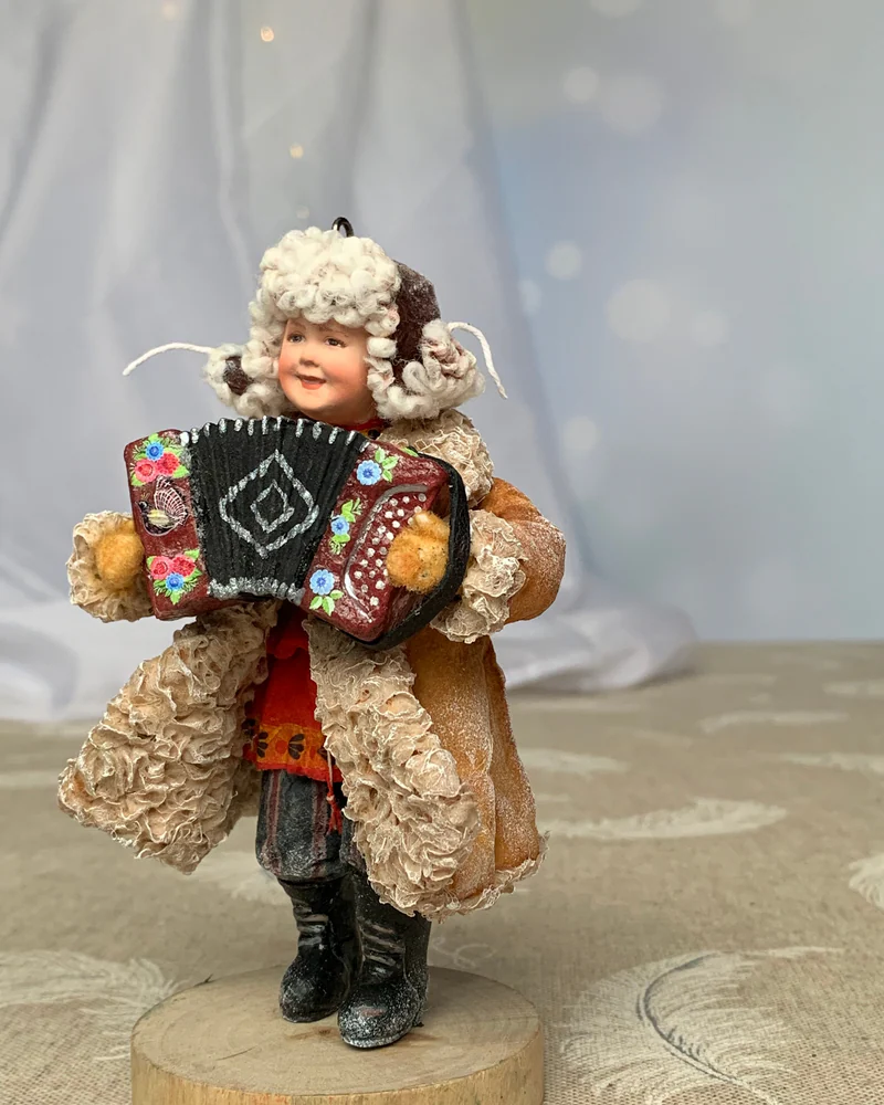 Мальчик с гармонью — Тёмный костюм