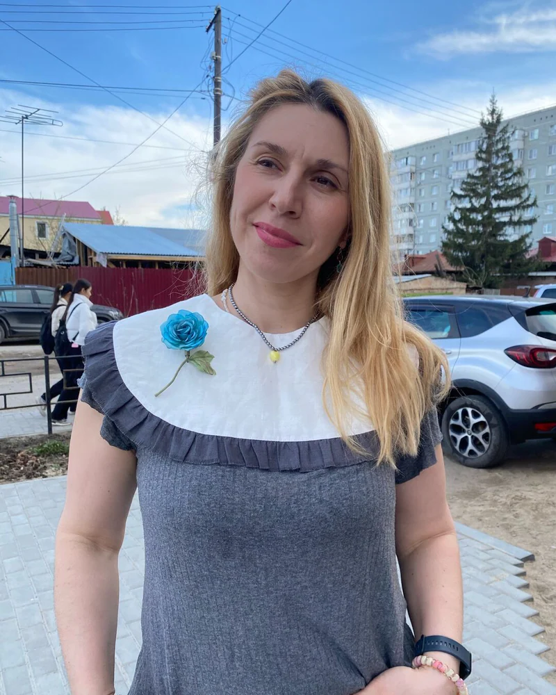 Белая льняная манишка с брошью-розой
