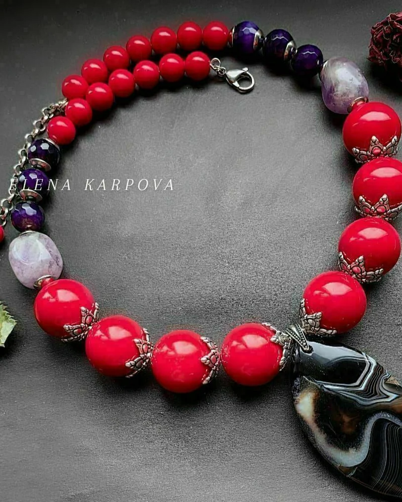 Колье с аметистом и агатом различной формы