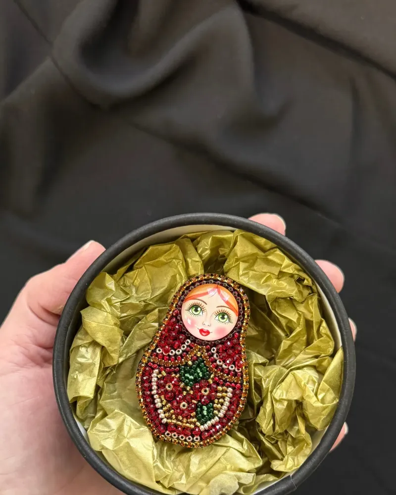 Красная брошь «Матрешка»