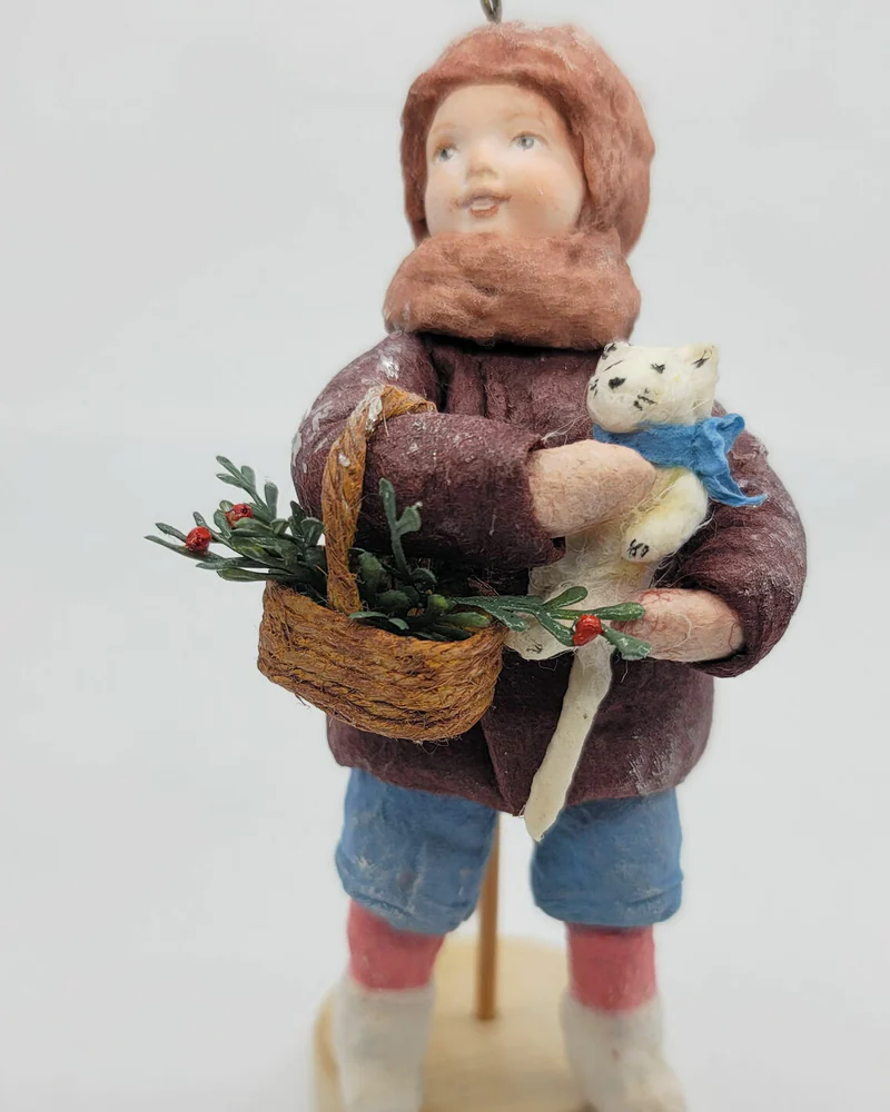 Ватная игрушка «мальчик с киской»