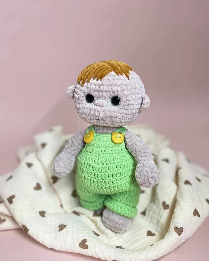 Вязаная кукла мальчик малыш амигуруми