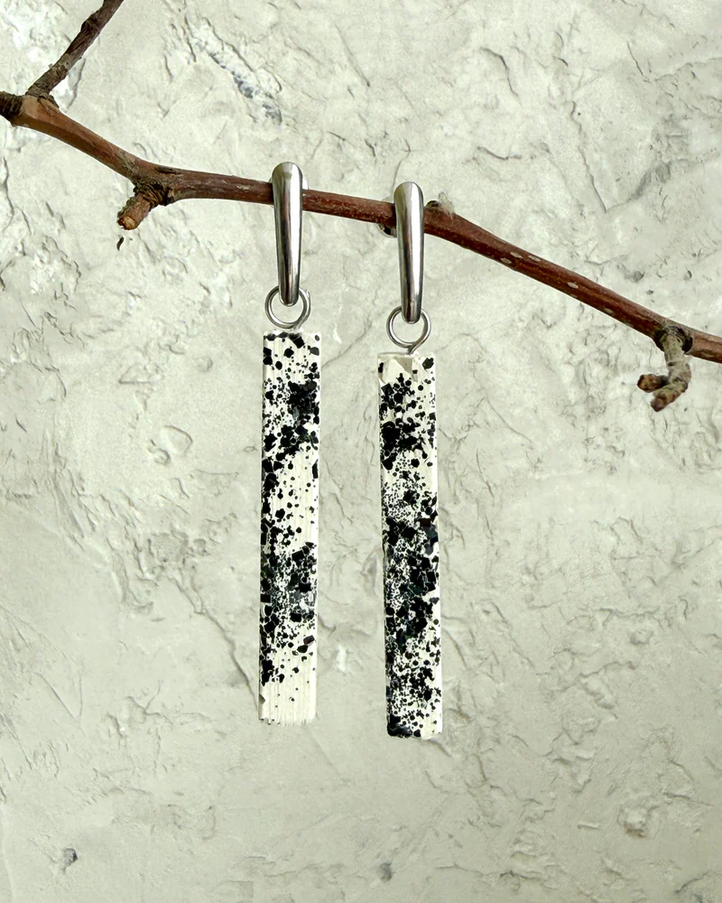 Серьги-палочки из бетона, белые с чёрным крапом — Белые с чёрным крапом
