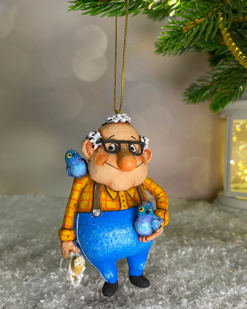 Ёлочная игрушка «Дед с голубями»