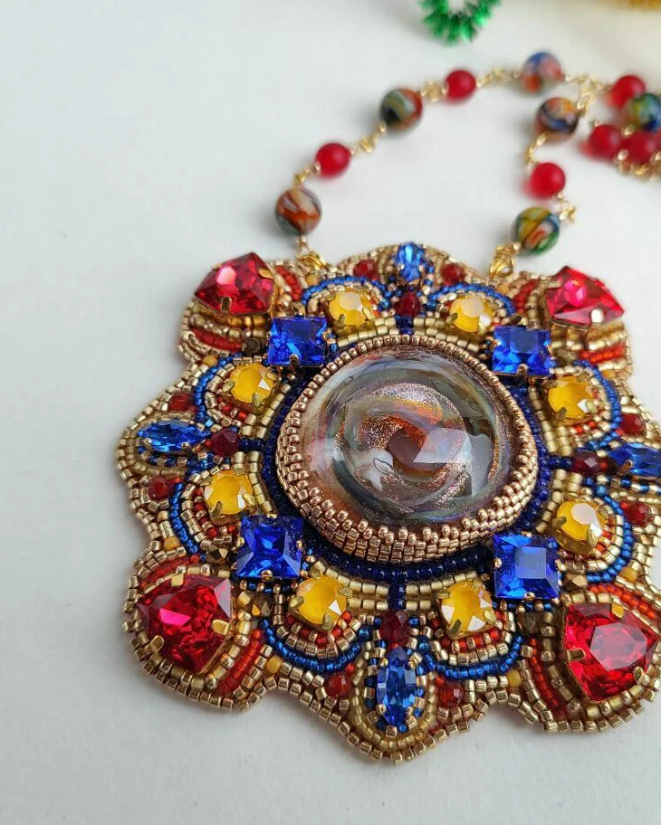 Кулон из бисера со Swarovski и авторским кабошоном