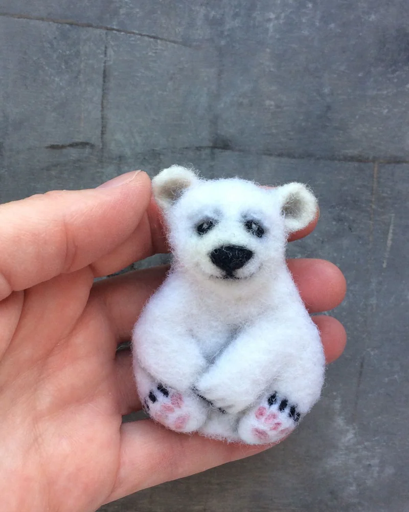 Валяная брошь Белый медведь