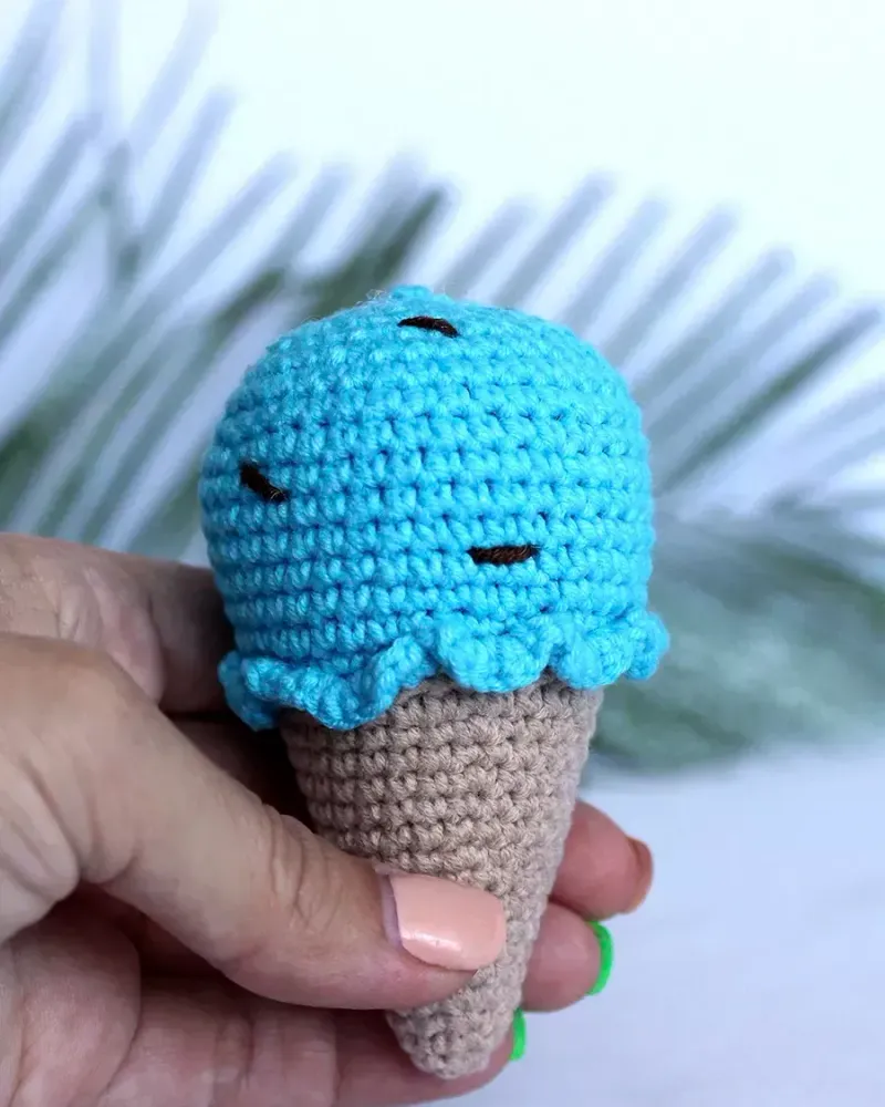 Мягкая вязаная игрушка «Мороженое в рожке» — Бежевый и голубой