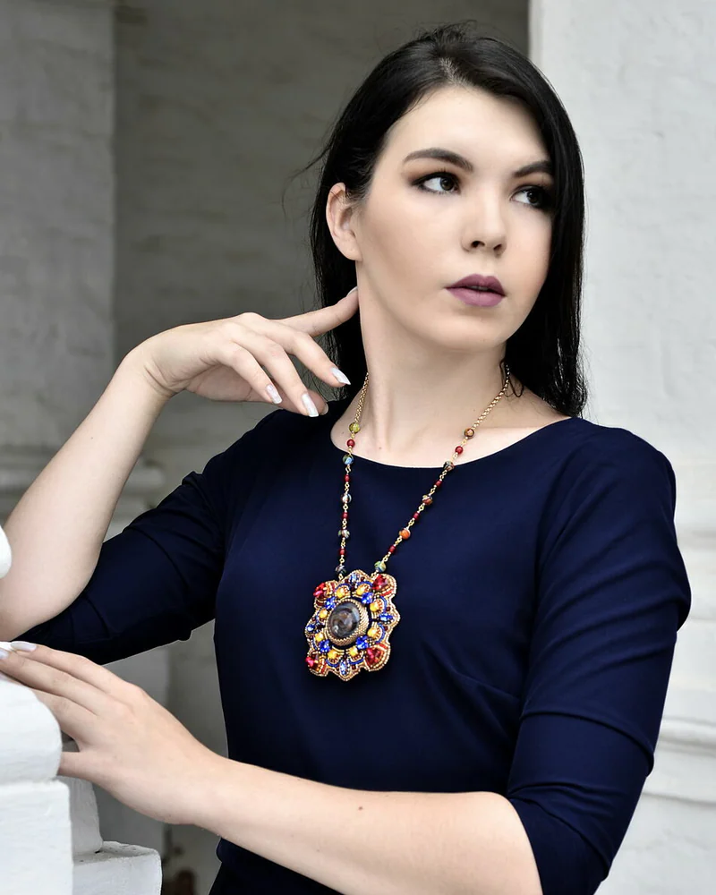 Кулон из бисера со Swarovski и авторским кабошоном