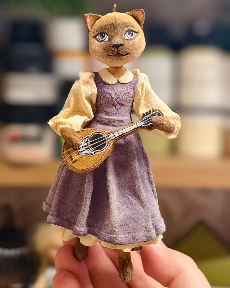 Ватная ёлочная игрушка "Кошечка с мандолиной"