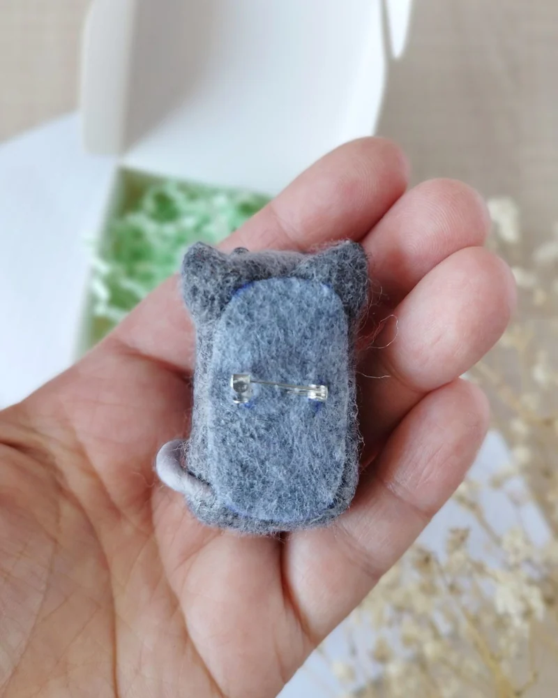 Брошь из шерсти Кот с рыбкой, Брошь-булавка забавный котик