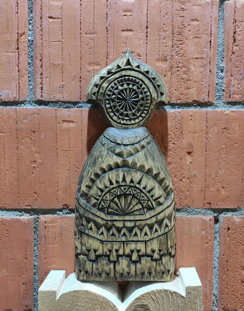 Резная скульптура «Крестьянка в кокошнике»