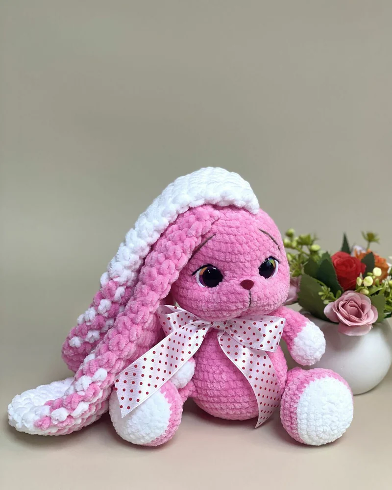 Вязаная розовая зайка амигуруми