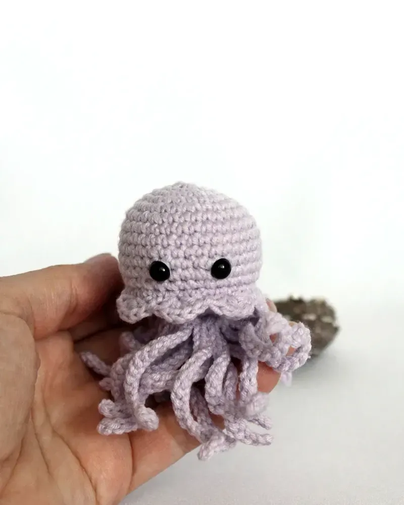 Брелок вязаный «Медуза» — Сиреневый