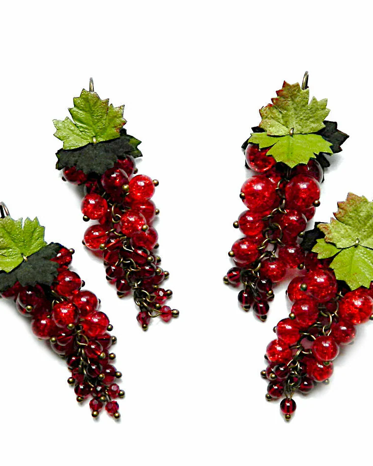 Серьги из кожи, замши и бусин Красная смородина спелая