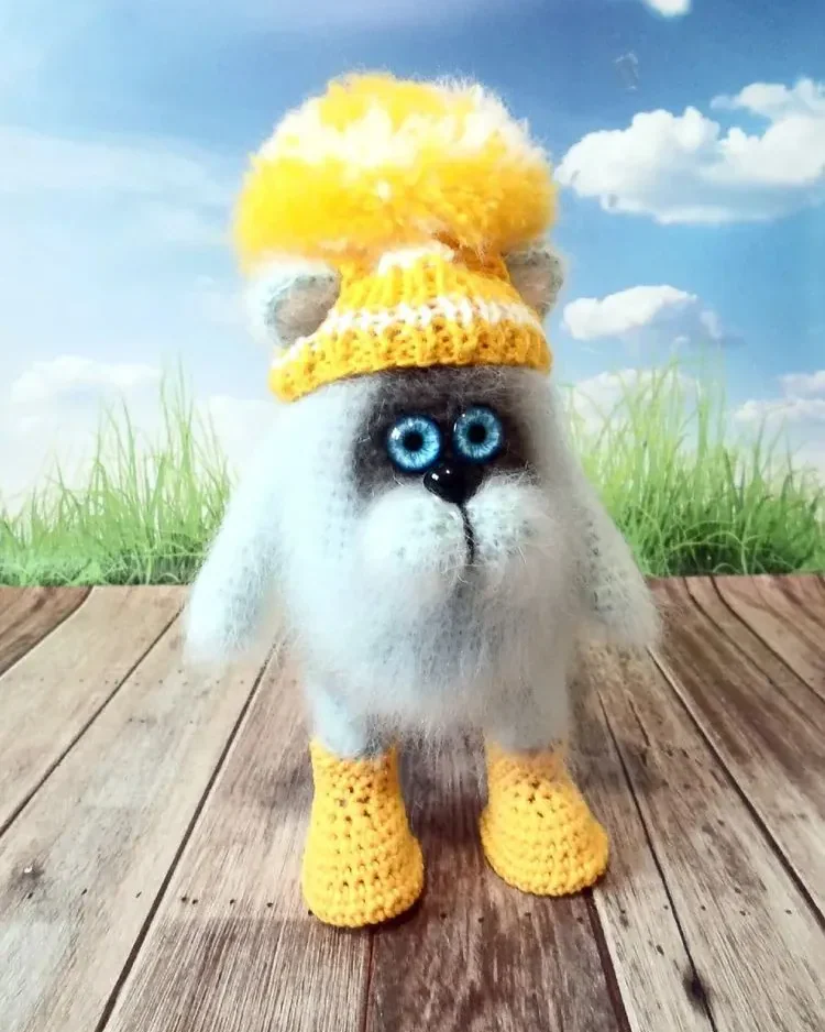 Мягкая игрушка вязаная,ручной работы, котик в шапке14+ — бирюза
