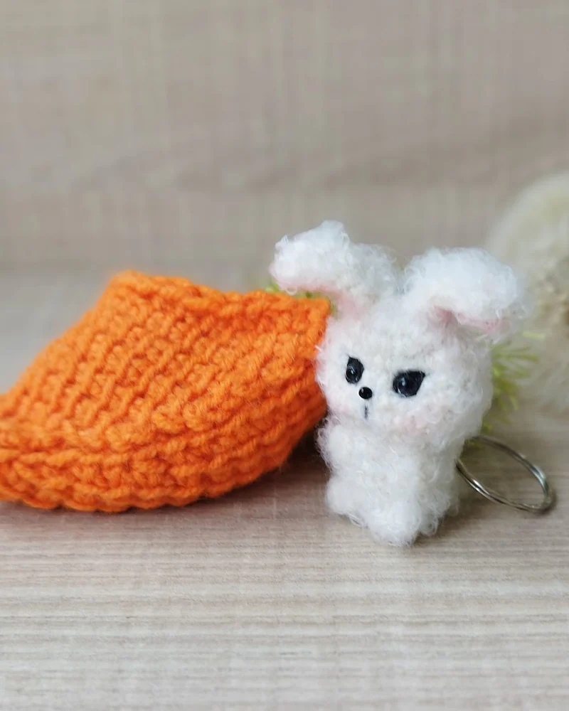 Амигуруми белый кролик с морковкой, игрушка зайка девочка
