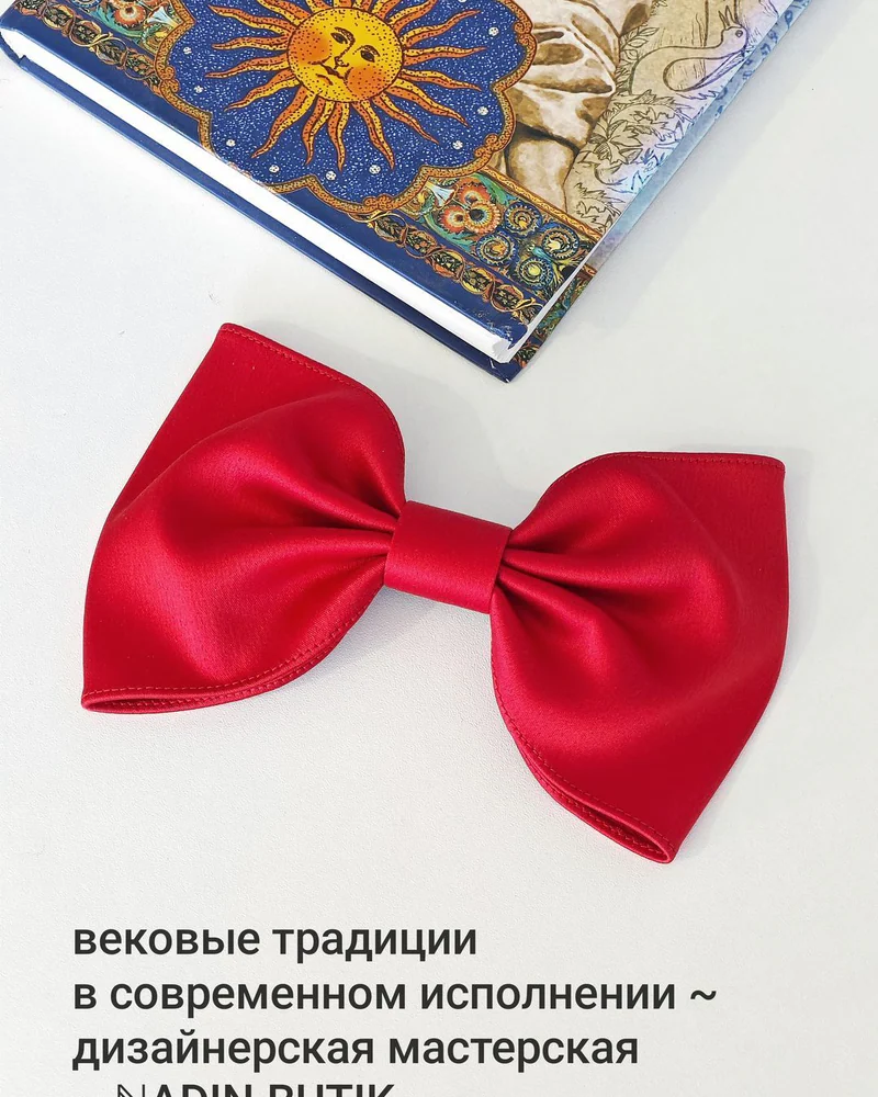 Красный бант на заколке, русский бант