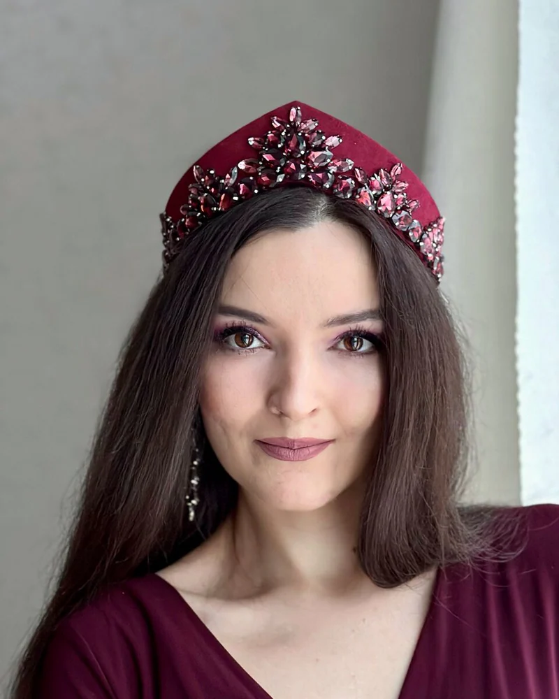 Комплект: современный кокошник-венец со стеклянными камнями и серьги — Бордовый