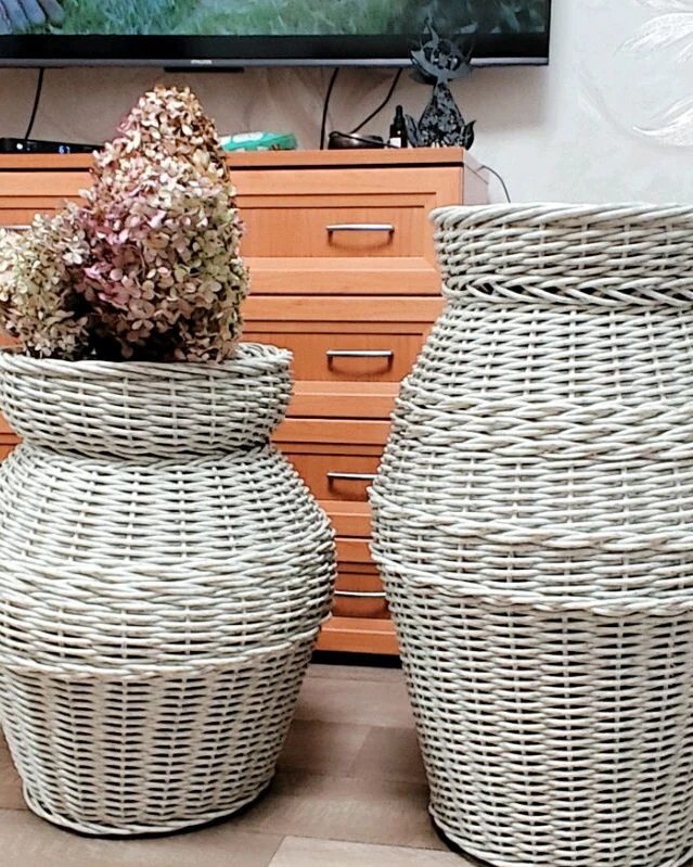 Кашпо-амфора из ротанга молочного оттенка, 57 и 70 см