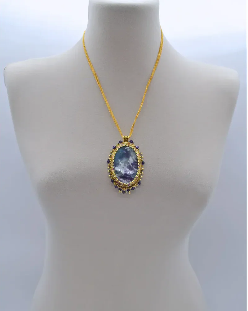 Кулон ручной работы с флюоритом и Swarovski