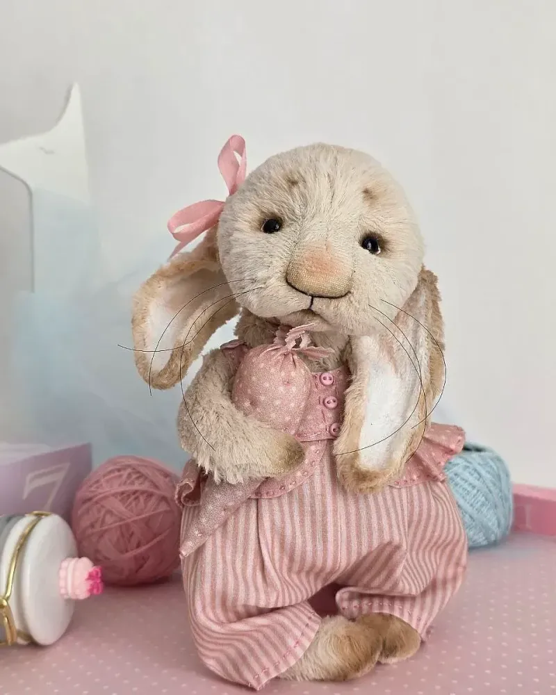Зайка Рози в розовом комбинезоне — Основной