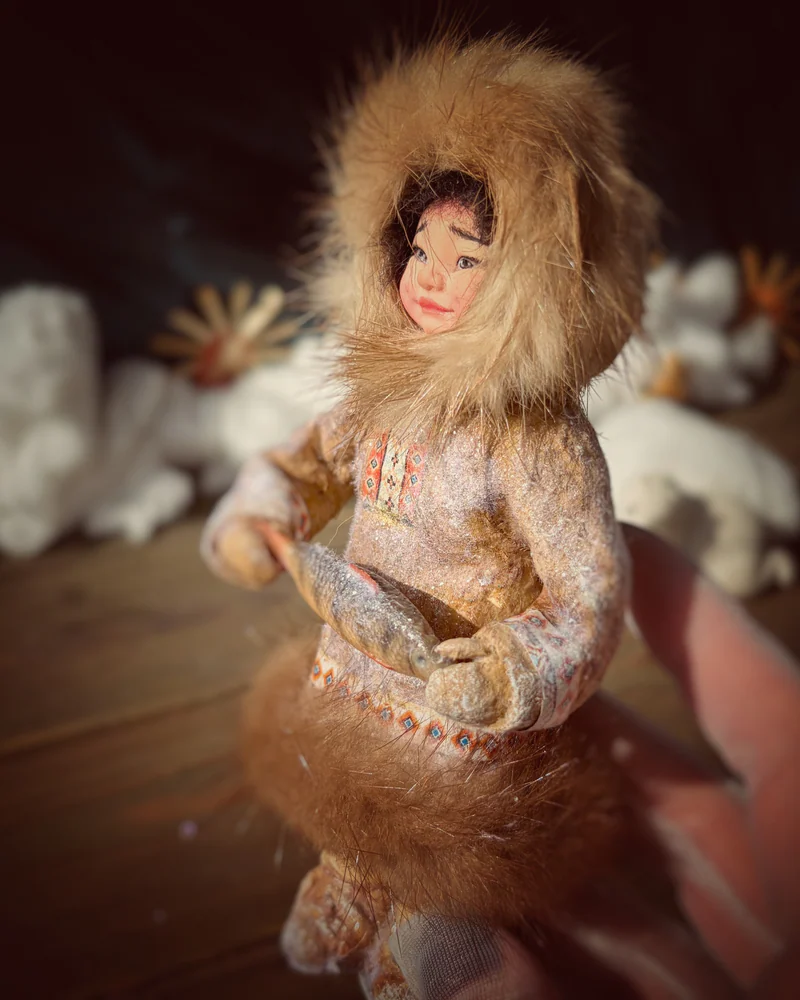 Якутёнок в коричневой меховой одежде