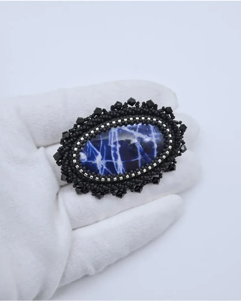 Брошь ручной работы с содалитом и Swarovski