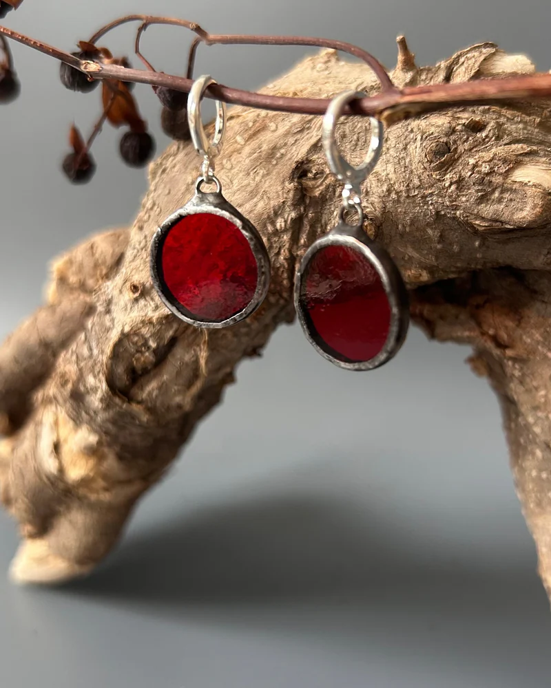 Красные серьги из прозрачного стекла