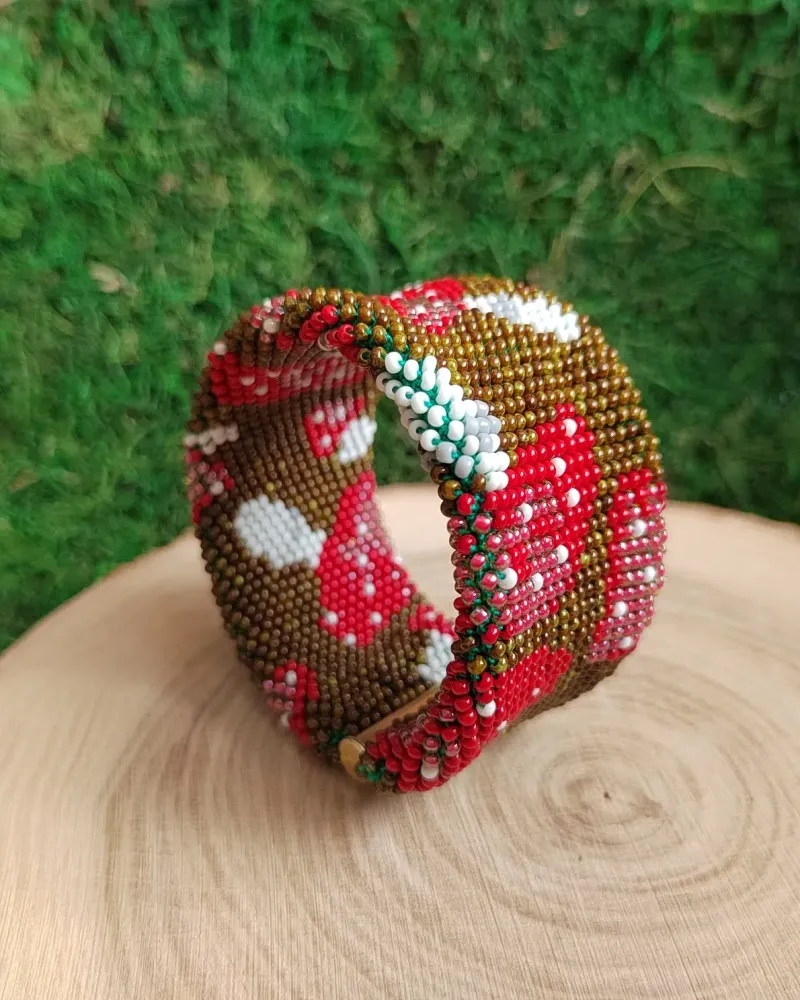 Браслет широкий из бисера с мухоморами