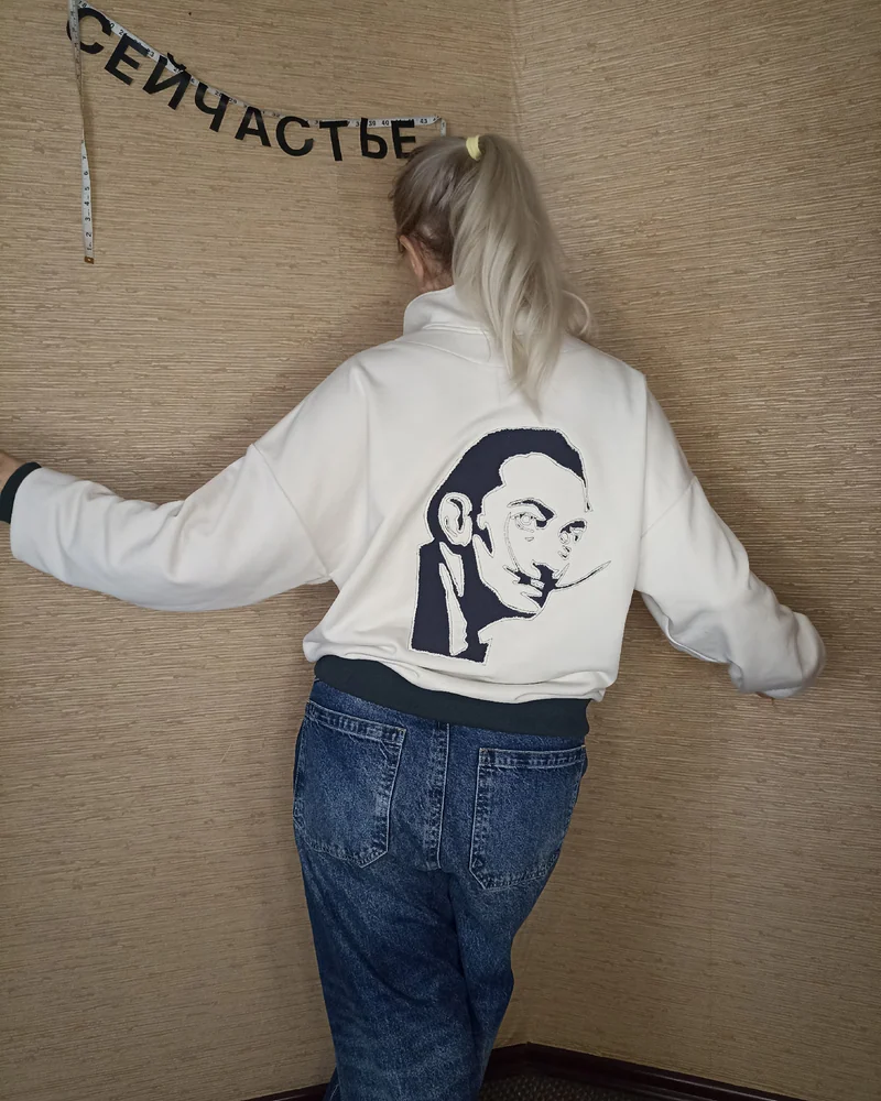 Белая толстовка с аппликацией «Дали»