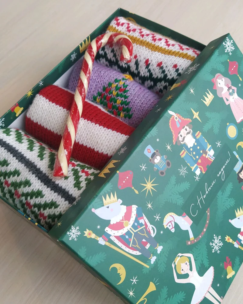 Новогодний подарочный набор вязаных носков RussianSocks ручной работы в коробке — Набор Щелкунчик