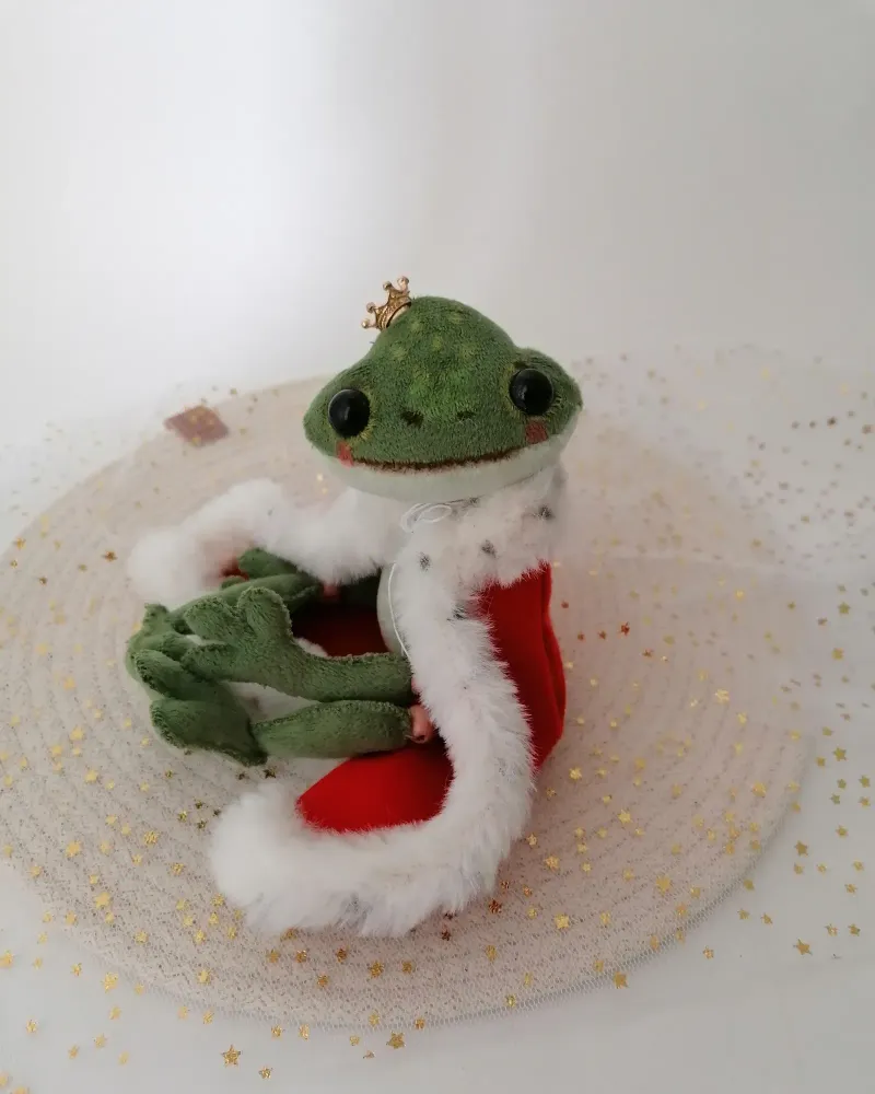Зелёная лягушка в короне и плаще